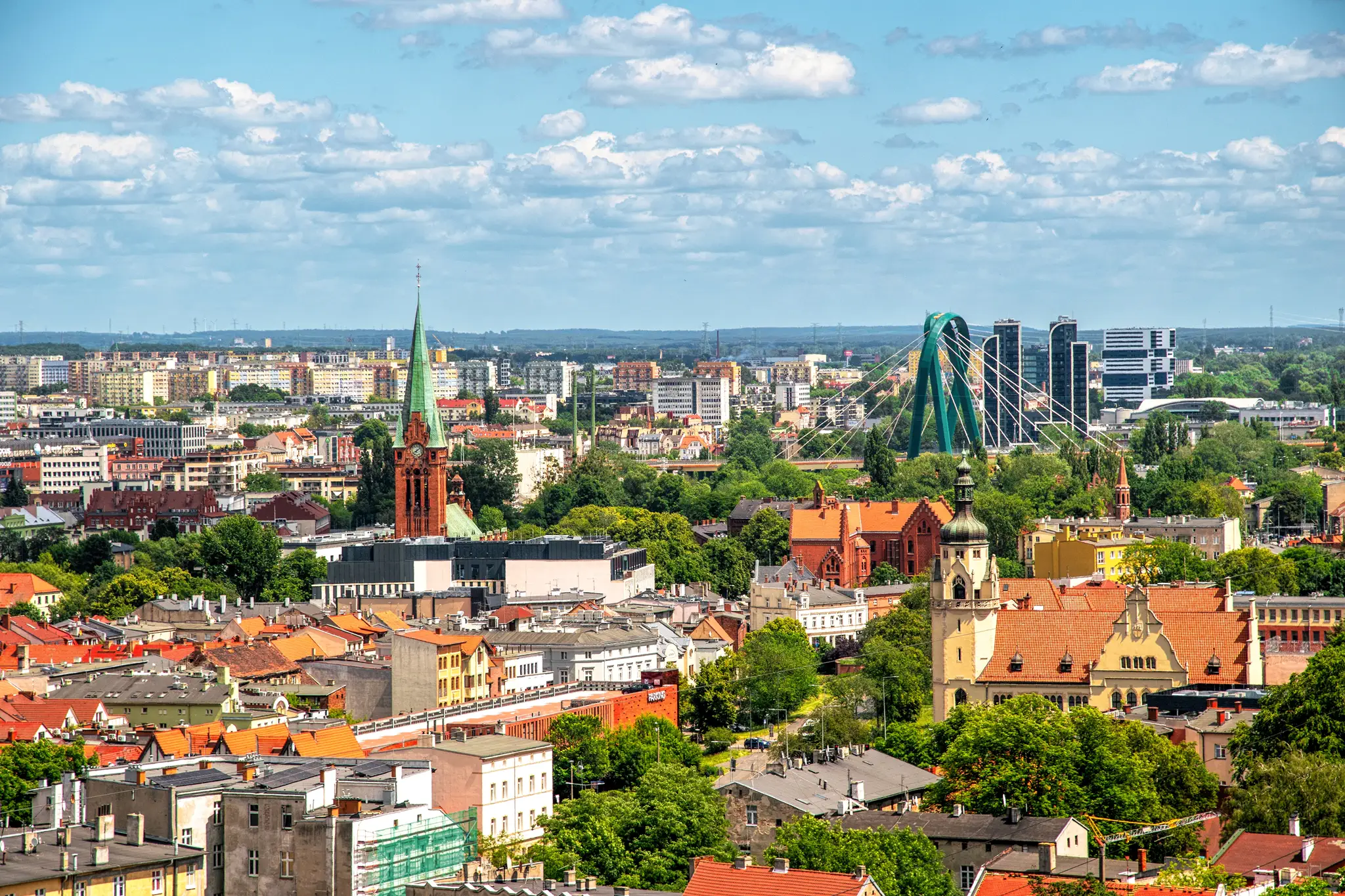 Panorama Bydgoszczy z widokiem na Stare Miasto, wieżę kościoła i nowoczesną zabudowę w tle